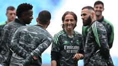 Pemain Real Madrid, Luka Modric (kedua kiri) bercanda dengan rekannya saat melakukan latihan menjelang laga semifinal Liga Champions 2022/2023 melawan Manchester City di Etihad Stadium, Manchester, Selasa (16/05/2023) waktu setempat. (AFP/Oli Scarff)