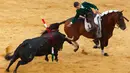 Matador Prancis, Lea Vicens bersama kudanya melawan banteng saat acara San Antolin Feria di Palencia, Spanyol pada 28 Agustus 2016. (AFP PHOTO / CESAR MANSO)