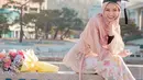 Di hari wisudanya ia tampil mengenakan kebaya serba pink. Menariknya, kebaya lace soft pink ini hasil kolaborasi dengan desainer Wiranti Kurnia. Kebaya tersebut memiliki pattern bunga mugunghwa dari Korea dan bunga melati khas Indonesia. [@xavieraaputri]