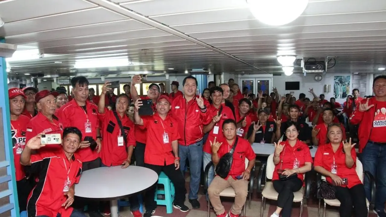 Sebanyak 2.300 kader PDIP Sulawesi Utara dengan antusias menuju Jakarta dengan kapal laut KM Doloronda.