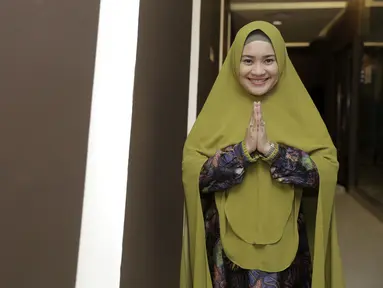 Ikke Nurjanah tampil anggun dengan balutan hijab syar'i yang dipakainya. Dengan hijab berwarna hijau army, Ikke terlihat sangat memesona. Senyum yang terus diumbar Ikke juga membuat pesona dirinya terpancarkan. (KapanLagi.com/Muhammad Akrom Sukarya)