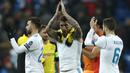 Kapten Real Madrid, Sergio Ramos, menyapa suporter usai mengalahkan Dortmund pada laga Liga Champions di Stadion Santiago Bernabeu, Madrid, Rabu (6/12/2017). Madrid menang 3-2 atas Dortmund. (AP/Francisco Seco)