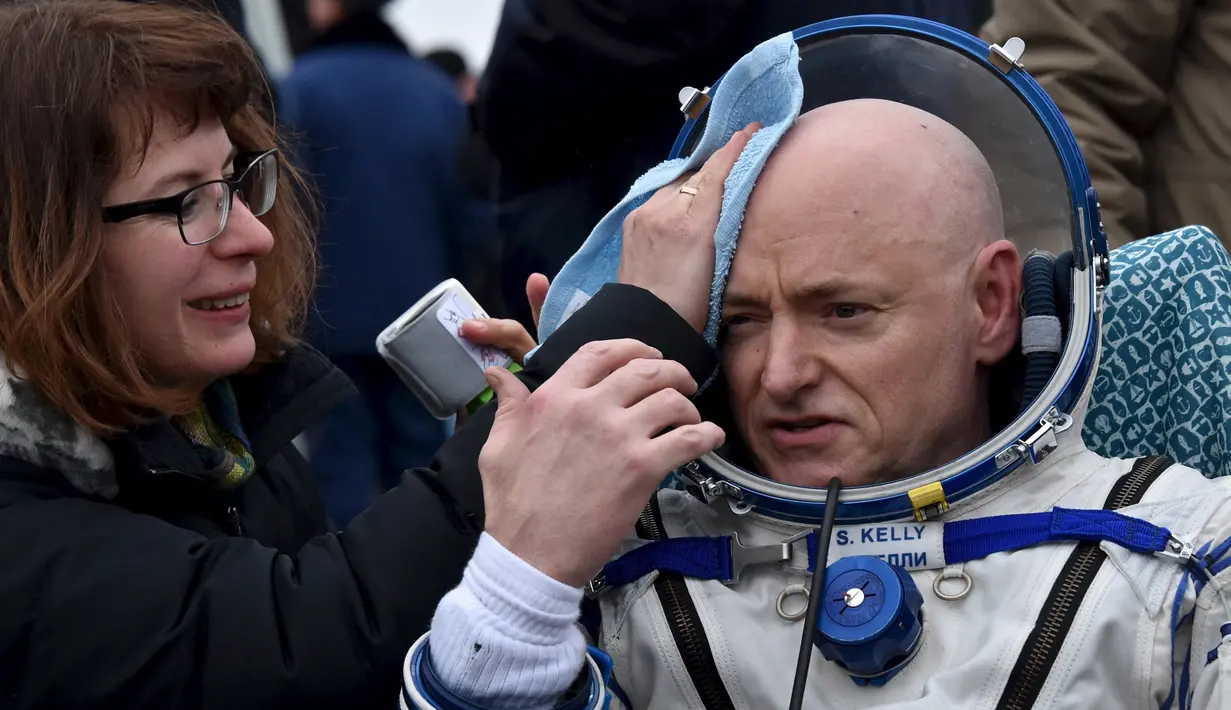 Astronot AS, Scott Kelly saat mendarat di kota Dzhezkazgan, Kazakhstan , (2/3). Misi mereka ke luar angkasa untuk  membuka jalan bagi manusia perjalanan menuju Mars. (REUTERS / Kirill Kudryavtsev)