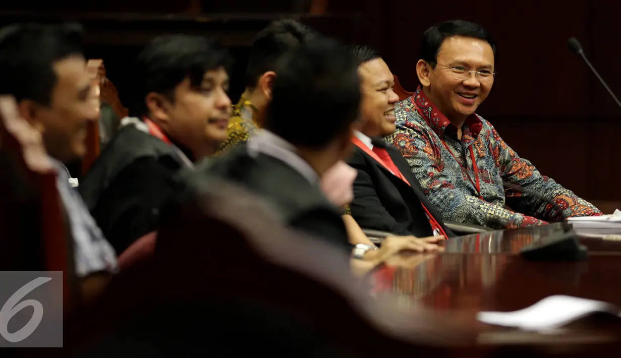 Gubernur DKI Jakarta, Basuki T Purnama berbincang dengan bakal calon kepala daerah Aceh Barat, Fuad Hadi saat sidang lanjutan Uji Materi Pasal 70 ayat 3 UU Pilkada mengenai cuti selama kampanye di MK, Jakarta, Senin (5/9). (Liputan6.com/Johan Tallo)