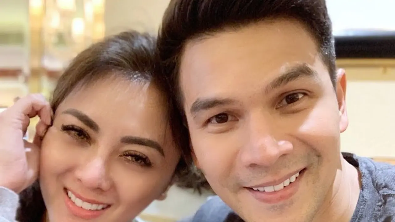 Dikabarkan Akan Bercerai, Ini 6 Potret Kebersamaan Jonathan Frizzy dan Sang Istri