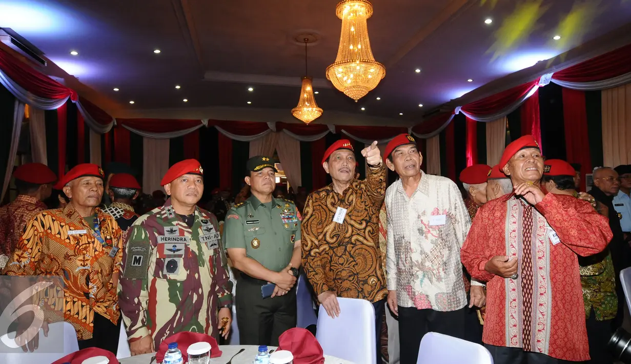 Menkopolhukam, Jenderal TNI (Purn) Luhut B Pandjaitan (ketiga kanan) bersama para purnawirawan melihat foto penerjunan Kota Dili di Mako Kopassus, Jakarta, Senin (7/12/2015). Peringatan dihadiri anggota tim penerjunan. (Liputan6.com/Helmi Fithriansyah)