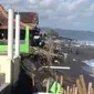 Gelombang tinggi di Pantai Depok Bantul membuat sepuluh rumah makan rusak. (Liputan6.com/Switzy Sabandar)