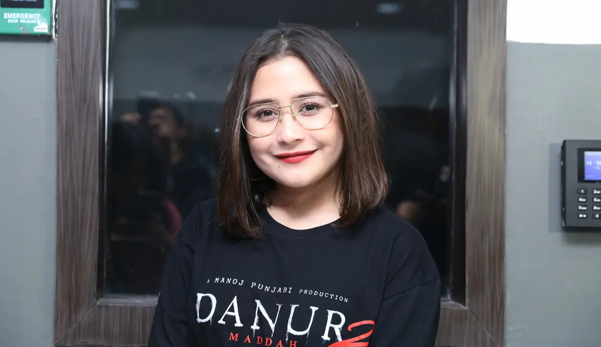Melihat adiknya yang jadi takut setelah menyaksikan film yang baru dibintanginya, Prilly malah suka menakut-nakuti. Adiknya takut saat menyaksikan adegan Prilly kerasukan makhluk halus. (Nurwahyunan/Bintang.com)