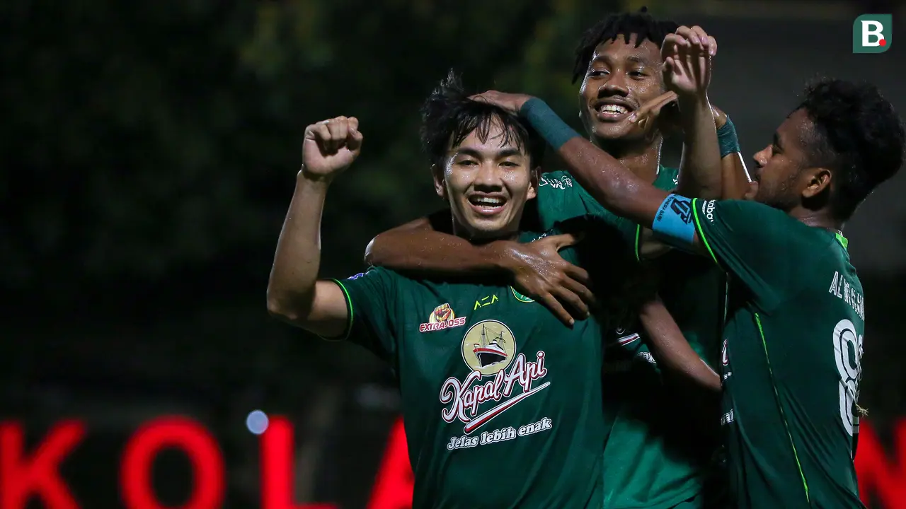 Foto: Gagalkan Penalti di Penghujung Laga, Ernando Ari Pastikan Persebaya Bungkam Arema FC di BRI Liga 1