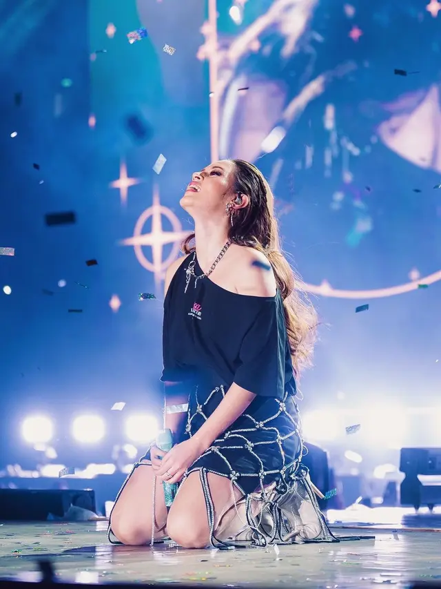 7 Potret Raisa Sukses Gelar Konser di SUGBK, Jadi Penyanyi Solo Wanita Pertama