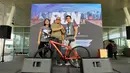 Peserta saat menerima hadiah pada acara Run and Snap in Tangerang 5k Tangerang, Minggu (8/3/2020). Novotel Tangerang gelar event lari yang diikuti ratusan peserta. (Dokumentasi)