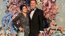 Dikenal couple goals, Christian Sugiono dan Titi Kamal tampil kompak di acara resepsi Jessica Mila mengenakan busana serba hitam. [Foto: IG/titi_kamall].