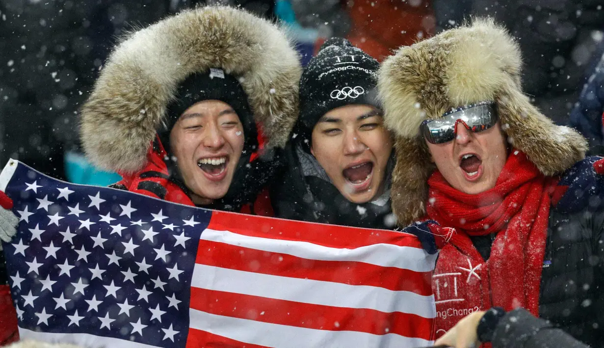 Fans AS bersorak selama relay biathlon wanita 4x6 kilometer di Olimpiade Musim Dingin 2018 di Pyeongchang, Korea Selatan, (22/2). (AP Photo / Gregorio Borgia)
