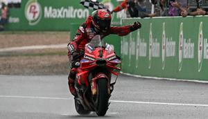 Pecco Bagnaia saat menang balapan MotoGP Thailand di Sirkuit Buriram hari Minggu (27/10/2024). (Lillian SUWANRUMPHA / AFP)