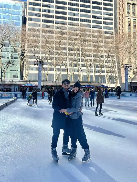 OOTD saat main ice skating di ruang publik. Keduanya memakai coat dan topi. [@miktambayong]