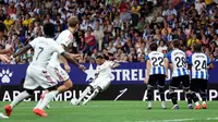 Penyerang Real Madrid asal Prancis bernomor punggung 10, Kylian Mbappe, melakukan tendangan bebas dalam pertandingan Liga Spanyol antara RCD Espanyol dan Real Madrid CF di Stadion RCDE, Cornella de Llobregat, pada 23 Agustus 2026. (Josep LAGO/AFP)