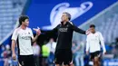 Pelatih PSG, Luis Enrique, memberikan arahan kepada anak asuhnya saat memimpin latihan jelang partai puncak Liga Champions melawan Inter Milan di Stadion Allianz Arena, Munchen, Jumat (30/5/2025). (AP Photo/Luca Bruno)