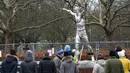 Sejumlah warga melihat patung Zlatan Ibrahimovic yang rusak di depan Stadion Malmo FF, Swedia, Minggu (22/12). Perusakan patung tersebut dilakukan fans Malmo karena kecewa sang idola berinvestasi di klub rival, Hammarby. (AP/Johan Nilsson)