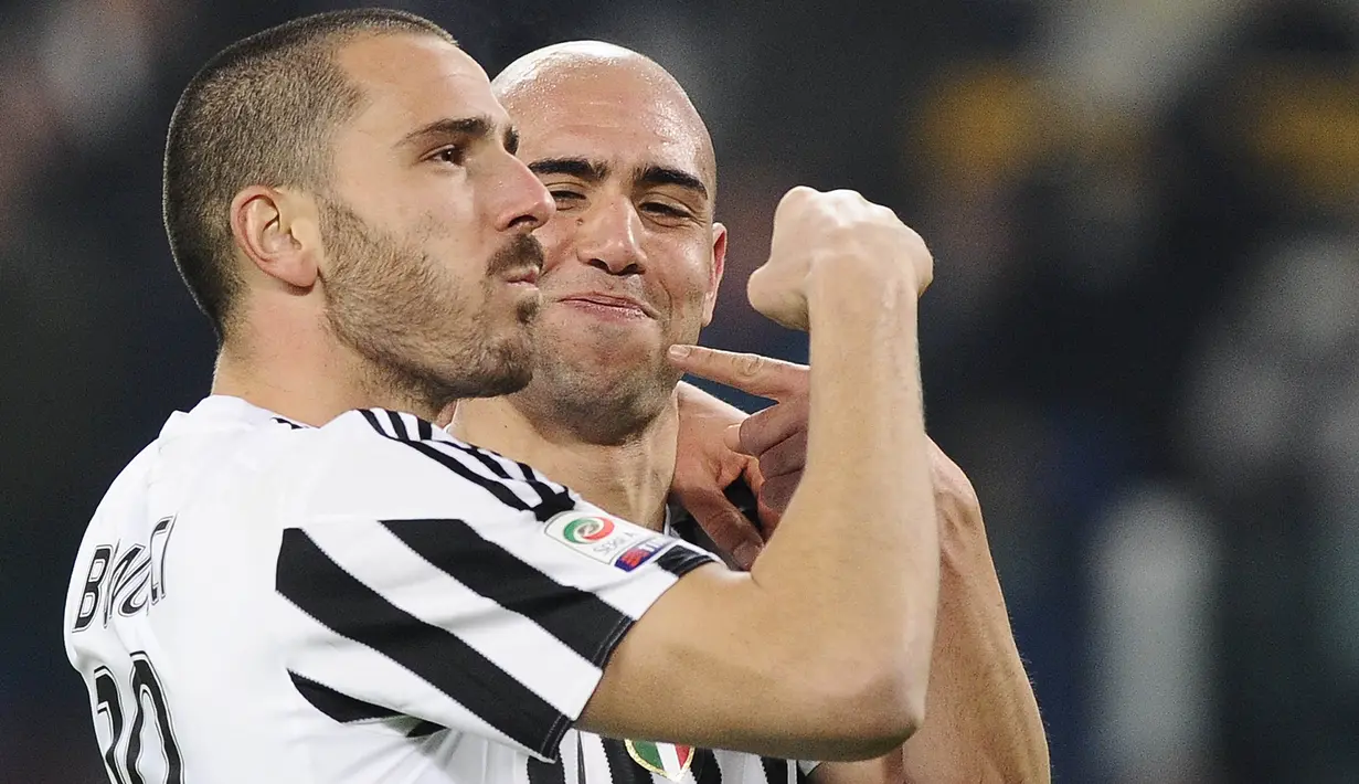 Penyerang Juventus, Simone Zaza bersama Leonardo Bonucci, merayakan gol ke gawang Napoli. Zaza menjadi pencetak gol tunggal kemenangan Si Nyonya Tua pada menit ke-88. (Reuters/Giorgio Perottino)