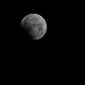 Bulan purnama saat puncak gerhana bulan penumbra terlihat di langit Jakarta, Indonesia, Senin (7/8).Gerhana bulan penumbra adalah gerhana samar karena bulan purnama hanya terkena bayangan sekunder. (BAY ISMOYO / AFP)