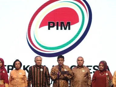 Ketua Pergerakan Indonesia Maju (PIM) Din Syamsuddin (keempat kiri) bersama Sekretaris PIM Ali Masykur Musa (keempat kanan) dan sejumlah anggota PIM saat Deklarasi PIM di Jakarta Convention Centre, Senayan, Jakarta, (21/5). (Liputan6.com/Faizal Fanani)