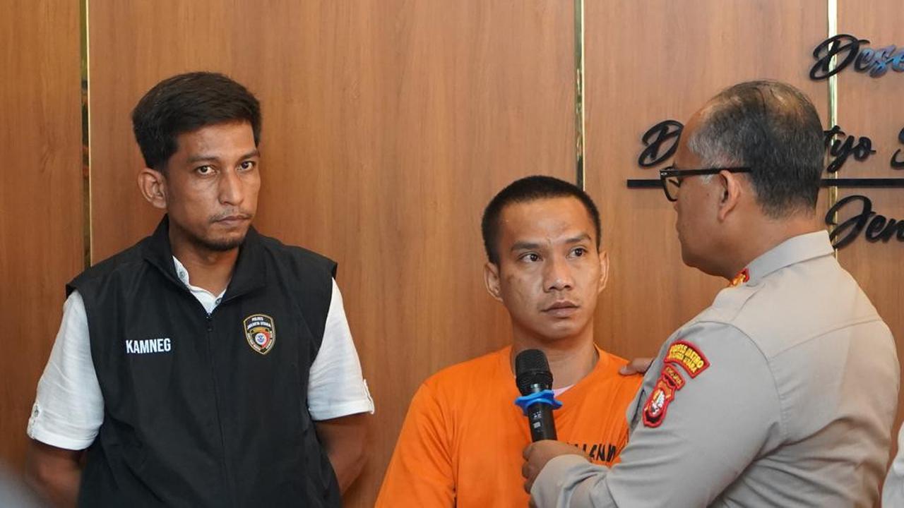 FO (baju tahanan) tega menikam ayah tirinya lantaran sakit hati sering dimaki. Aksi pembunuhan dilakukan di dalam rumah korban Jalan Bidara Raya, Pejagalan, Penjaringan, Jakarta Utara pada Sabtu (22/7/2023). (Foto: Bachtiarudin Alam/Merdeka.com)