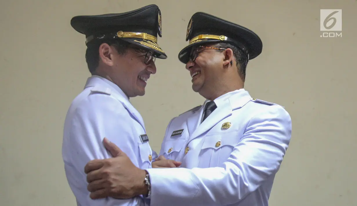 Gubernur dan Wakil Gubernur DKI terpilih, Anies Baswedan dan Sandiaga Uno berpelukan saat bertemu di Masjid Sunda Kelapa, Jakarta, Senin (16/10). Anies dan Sandiaga datang untuk meminta doa kepada pendukung sebelum pelantikan. (Liputan6.com/Faizal Fanani)