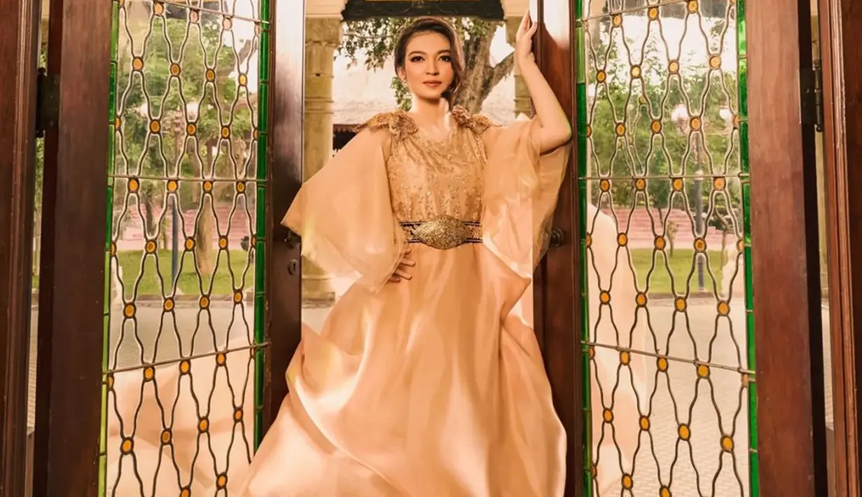 Selvi Ananda tampil begitu menawan dalam pemotretan terbarunya bersama dengan Rio Motret. Pemotretan tersebut pun diketahui dilakukan di kediaman Walikota Surakarta. (Liputan6.com/IG/@riomotret)
