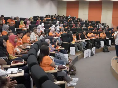 Travel writer Trinity membagikan pengalaman kepada mahasiswa dan penggiat komunitas tentang bagaimana mengelola media sosial yang baik di Universitas Internasional Semen Indonesia (UISI) Gresik, Kamis (11/4). Acara sharing session mengusung tema #MembangunKebaikan. (Liputan6.com/HO/Eko)