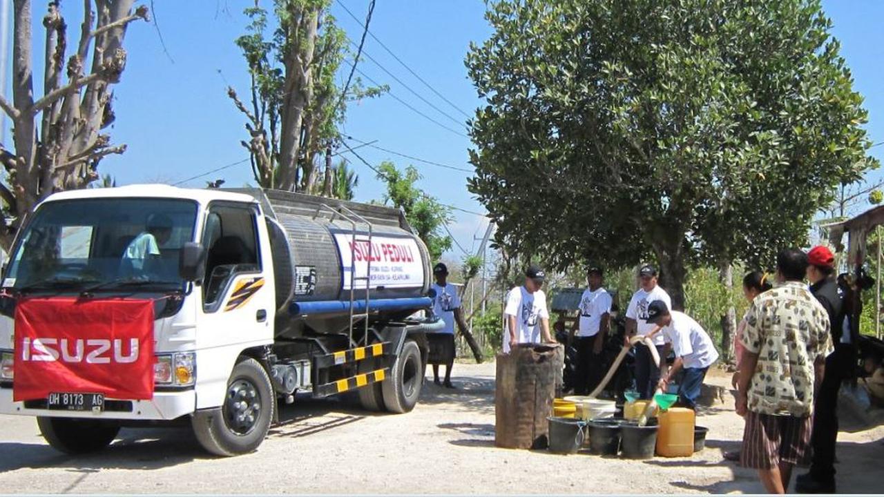 Isuzu Bagi-bagi Air di Wilayah Kemarau
