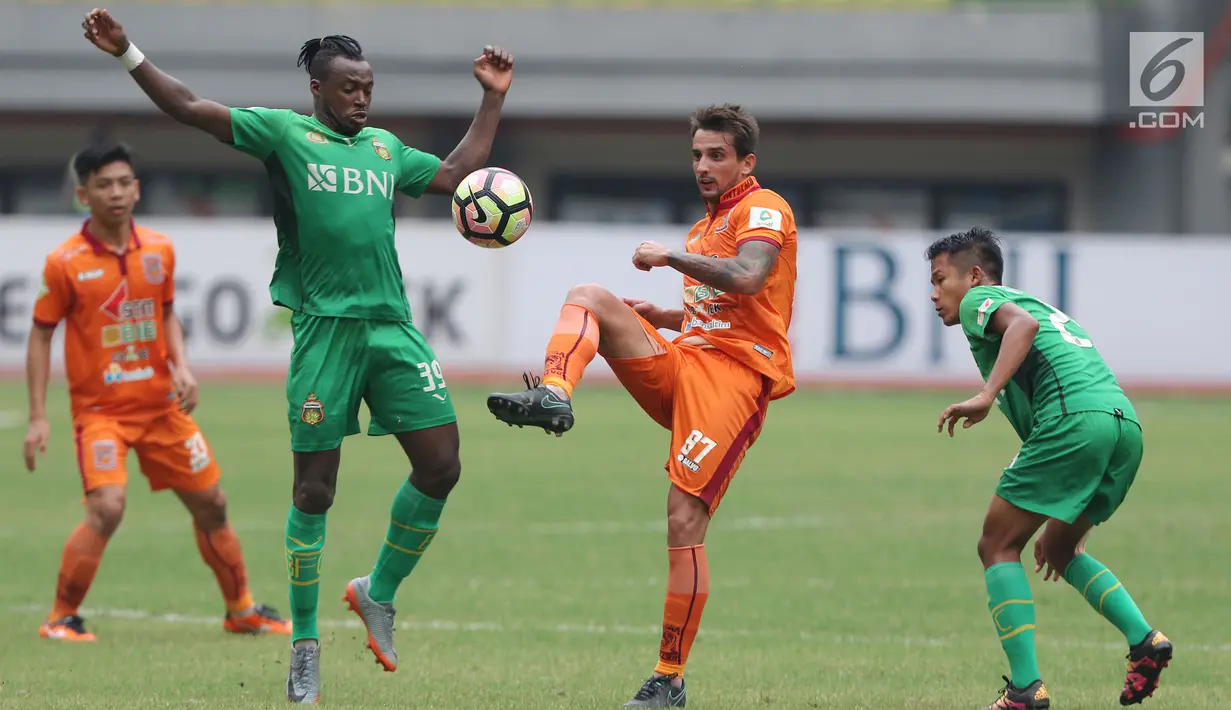 Gelandang Borneo FC, Flavio Beck Junior (ketiga kiri) saat melawan Bhayangkara FC pada lanjutan Liga 1 Indonesia di Stadion Patriot Candrabhaga, Bekasi, Rabu (20/9). Bhayangkara FC unggul 2-1. (Liputan6.com/Helmi Fithriansyah)