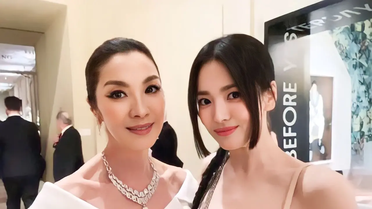 Selfie Michelle Yeoh dan Song Hye Kyo di Met Gala 2023.