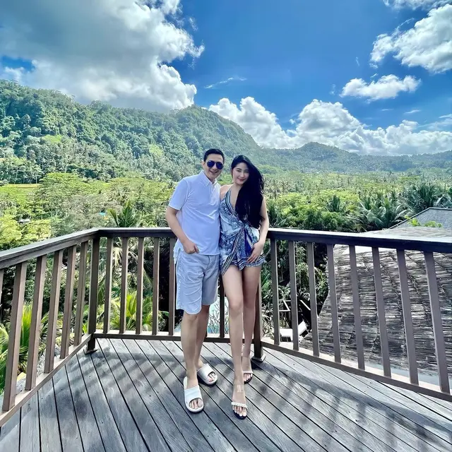 6 Potret Terbaru Ricky Subagja dan Istri yang Terpaut 26 Tahun, Pamer Kemesraan