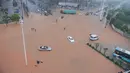 Pemandangan menunjukkan sebuah jalan terendam banjir di Changsha, provinsi Hunan, China (2/7). Curah hujan yang tinggi membuat air sungai Xiangjiang meluap dan mengakibatkan banjir di provinsi Hunan. (AFP Photo/Str/China Out)