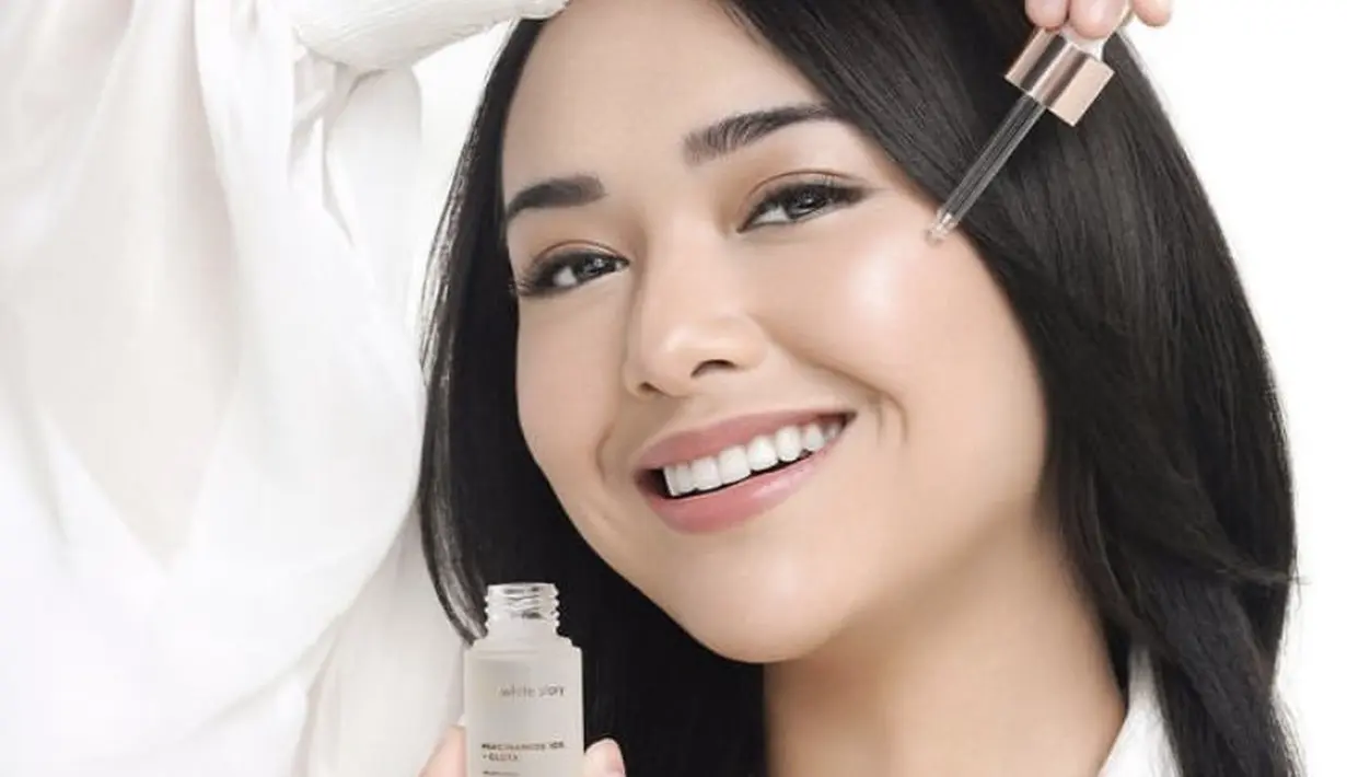 Tak hanya dengan rambut kecokelatannya, saat mempromosikan skincarenya, Amanda terlihat dengan rambut panjang hitamnya. @amandamanopo