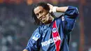 2. Ronaldinho – Sebelum menjadi bintang di Barcelona, mantan pemain terbaik dunia ini pernah bermain untuk PSG dalam kurun waktu 2001 hingga 2003. Ia tampil dalam 55 laga dan mengemas 17 gol. (AFP/Jacques Demarthon)