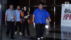 Bupati Kukar, Rita Widyasari (ketiga kiri) usai diperiksa di gedung KPK, Jakarta, Selasa (10/10). Rita diperiksa sebagai tersangka dugaan korupsi pemberian izin perkebunan kelapa sawit di Desa Kupang Baru, Kaltim. (Liputan6.com/Helmi Fithriansyah)