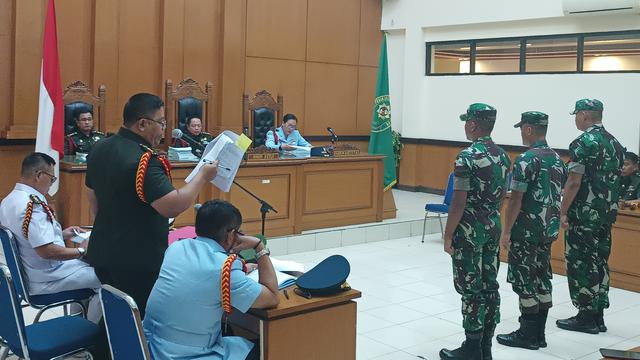 Pengadilan Militer II-08 Jakarta menggelar sidang perdana terkait perkara pembunuhan terhadap Imam Masykur. Agenda sidang perdana yaitu pembacaan dakwaan terhadap tiga terdakwa yakni Praka RM, Praka HS dan Praka J. (Merdeka.com/Nur Habibie)