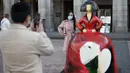 Seorang wisatawan berfoto dengan patung yang terinspirasi dari lukisan Las Meninas di Madrid, ibu kota Spanyol, pada 18 Oktober 2020. Pameran Galeri Meninas Madrid 2020 dimulai di Madrid pada 15 Oktober hingga 15 Desember 2020. (Xinhua/Meng Dingbo)