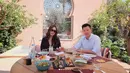 Aktris Shandy Aulia bersama sang suami, David Herbowo saat menikmati hidangan di kota Marrakech, Maroko. Sebelumnya, ia dan suami sempat mampir ke beberapa wilayah di Eropa, seperti Cannes, Monako, hingga Paris. (Instagram/@ShandyAulia)