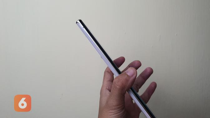 Sementara, sisi kiri pada Galaxy Note20 Ultra kosong, tak ada tombol apapun (Liputan6.com/ Agustin Setyo W)