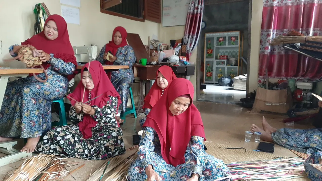 Warga Desa Lubuk Kertang di Langkat Sulap Gulma Jadi Kerajinan Cantik. Liputan6.com/Yopi Makdori