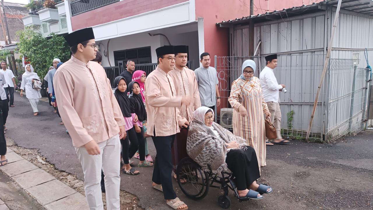 Mantan Gubernur Jakarta Anies Baswedan bersama keluarga melaksanakan salat Idul Adha 2024 di Masjid Babul Khoirot, Lebak Bulus, Jakarta Selatan.