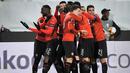 Perayaan gol pertama Rennes pada leg 1, babak 16 besar Liga Europa yang berlangsung di Stadion Roazhon Park, Rennes, Jumat (8/3). Arsenal kalah 1-3 kontra Rennes. (AFP/Lioc Venance)