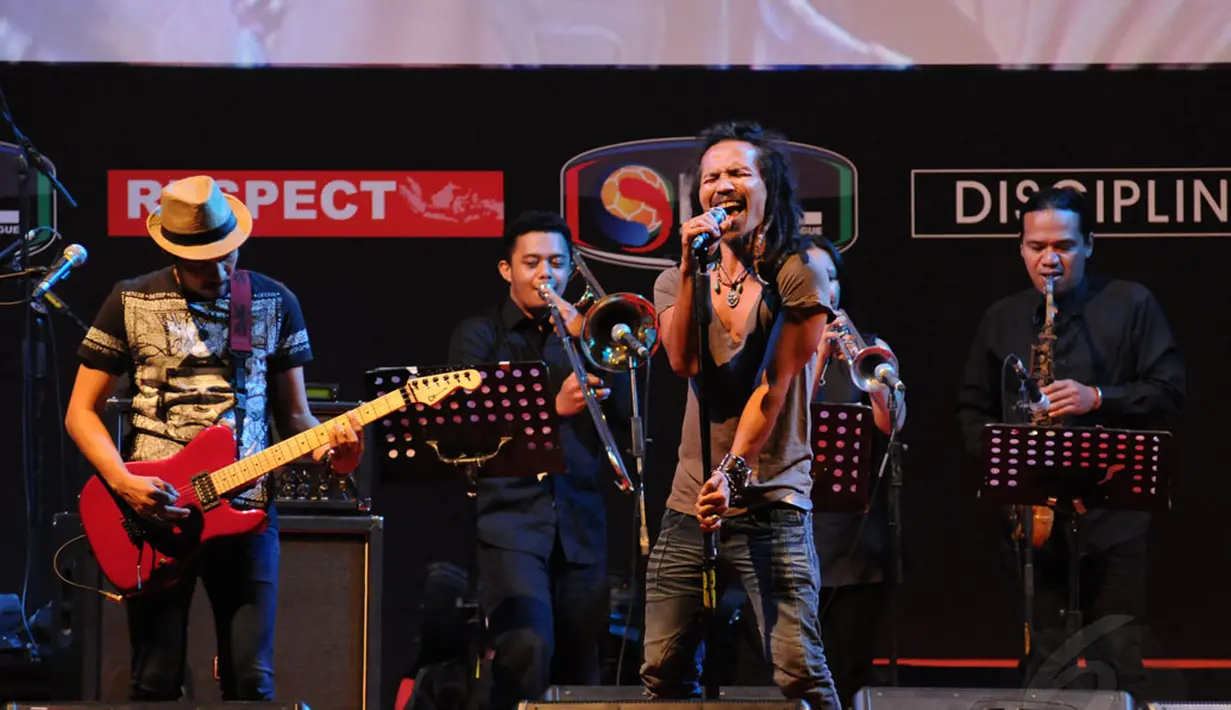 Penampilan Ipank dan kawan-kawan menyemarakkan Gala Dinner Jelang Bergulirnya Babak 8 Besar Indonesia Super League 2014 di Jakarta, (1/10/2014). (Liputan6.com/Helmi Fithriansyah) 