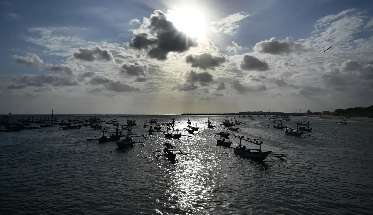 Sejumlah perahu nelayan saat mencari ikan di Kedonganan, Denpasar, Bali (15/7/2019). Batas wilayah Kelurahan Kedonganan terletak di ujung utara Kecamatan Kuta. (AFP Photo/Sonny Tumbelaka)