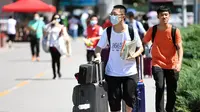 Seorang mahasiswa baru (depan) berjalan di area kampus Universitas Peking, Beijing, China, 1 September 2020. Saat tahun ajaran baru perkuliahan dimulai, para mahasiswa kembali ke kampus di bawah kebijakan pencegahan dan pengendalian epidemi yang ketat. (Xinhua/Ren Chao)