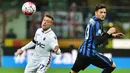 Penyerang Bologna, Emanuele Giaccherini, berhasil melewati bek Inter Milan, Danilo D'Ambrosio. Sementara kekalahan ini membuat Bologna tertahan di posisi ke-9 klasemen Serie A. (AFP/Giuseppe Cacace)