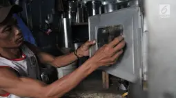 Pekerja menyelesaikan pembuatan oven di salah satu toko kawasan Cawang, Jakarta, Minggu (19/5/2019). Harga oven yang ditawarkan bervariasi dari Rp120 ribu-Rp 2 juta tergantung ukuran dan jenis bahan. (merdeka.com/Iqbal Nugroho)