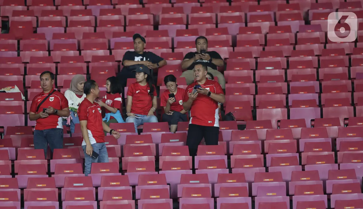 Beberapa pendukung Timnas Indonesia U-23 menyaksikan laga Garuda Muda melawan Filipina pada laga kedua di Grup A Piala AFF U-23 2025 di Stadion Utama Gelora Bung Karno (SUGBK), Jakarta, Jumat (18/7/2025) malam WIB. (Liputan6.com/Helmi Fithriansyah)